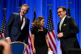 Đại diện Thương mại Mỹ Robert Lighthizer, Ngoại trưởng Canada Chrystia Freeland và Bộ trưởng Kinh tế Mexico Ildefonso Guajardo Villarreal tại vòng thứ nhất tái đàm phán NAFTA ở Washington D.C., (Mỹ) ngày 16/8/2017. (Nguồn: THX/TTXVN)