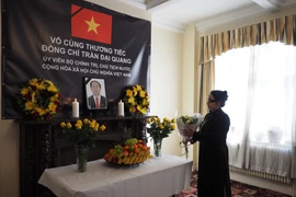 Đại diện Việt kiều tại Anh dâng hoa trước bàn thờ Chủ tịch nước Trần Đại Quang. (Ảnh: Tuấn Anh/Vietnam+)