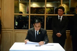 Thủ tướng Thái Lan, Đại tướng Prayut Chan-ocha đến Đại sứ quán Việt Nam tại thủ đô Bangkok viếng Chủ tịch nước Trần Đại Quang. (Ảnh: Sơn Nam/TTXVN)