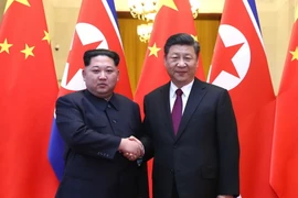 Chủ tịch Trung Quốc Tập Cận Bình (phải) và nhà lãnh đạo Triều Tiên Kim Jong-un trong cuộc gặp tại Bắc Kinh, Trung Quốc ngày 28/3. (Ảnh: THX/TTXVN)