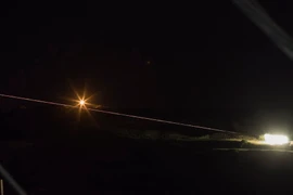 Tên lửa được phóng bởi quân đội Israel nhằm vào các mục tiêu quân sự thuộc vùng lãnh thổ Syria trên Cao nguyên Golan ngày 10/5. (Nguồn: EFE-EPA/TTXVN)