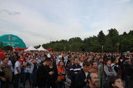 Cổ động viên tại khu vực fanzone trên Đồi Chim sẻ. (Ảnh: Dương Trí/TTXVN)