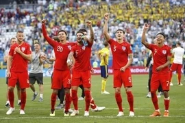 Các cầu thủ Anh ăn mừng chiến thắng. (Ảnh: Kyodo/TTXVN)