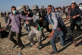 Người biểu tình Palestine trong cuộc xung đột với lực lượng an ninh Israel ở khu vực biên giới Gaza ngày 31/3. (Nguồn: AFP/TTXVN)