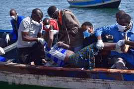 Lực lượng cứu hộ vớt thi thể các nạn nhân trong vụ lật phà MV Nyerere trên hồ Victoria, Tanzania, ngày 21/9/2018. (Ảnh: THX/TTXVN)