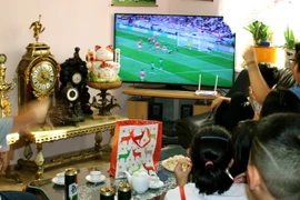 Cùng nhau xem bóng đá. (Ảnh: Công Thuận/Vietnam+)