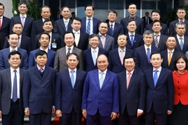 Thủ tướng Nguyễn Xuân Phúc với cán bộ, nhân viên Bộ Ngoại giao. (Ảnh: Thống Nhất/TTXVN)