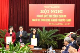 Ông Phạm Minh Chính trao các Quyết định cho bà Đào Hồng Lan và bà Nguyễn Thị Hà. (Ảnh: Thái Hùng/TTXVN)