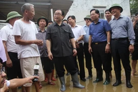  Bí thư Thành ủy Hà Nội Hoàng Trung Hải thăm hỏi, động viên các gia đình bị ngập tại xã Nam Phương Tiến, huyện Chương Mỹ. (Ảnh: Nguyễn Văn Cảnh/TTXVN)