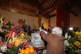 Tổng Bí thư Nguyễn Phú Trọng dâng hương tại Khu lưu niệm đồng chí Nguyễn Đức Cảnh. (Ảnh: Trí Dũng/TTXVN)