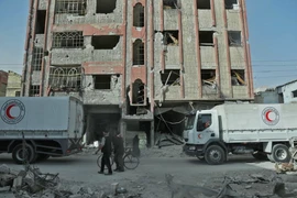 Đoàn xe của Hội Trăng lưỡi liềm đỏ Syria chở hàng viện trợ tới Đông Ghouta ngày 5/3. (Nguồn: AFP/TTXVN)