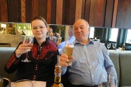 Cựu đại tá tình báo Nga Sergey Skripal và con gái Yulia. (Nguồn: thesun.co.uk)