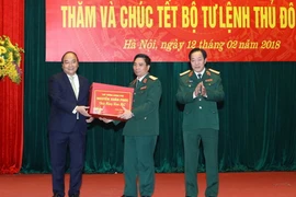 Thủ tướng Nguyễn Xuân Phúc tặng quà cho cán bộ, chiến sỹ Bộ Tư lệnh Thủ đô Hà Nội. (Ảnh: Thống Nhất/TTXVN)