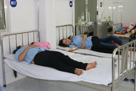 Các công nhân nghi ngộ độc thực phẩm được điều trị tại Trung tâm Y tế huyện Châu Thành chiều 31/5. (Ảnh: Trần Thị Thu Hiền/TTXVN)