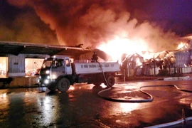 Lực lượng chức năng nỗ lực khống chế đám cháy. (Ảnh: Văn Đức/TTXVN)