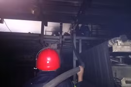 Cảnh sát phòng cháy chữa cháy tiếp cận hiện trường vụ cháy. (Ảnh: TTXVN)
