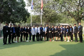 Đoàn đại biểu sinh viên Việt Nam chụp ảnh lưu niệm tại Đại sứ quán. (Ảnh: Huy Bình/Vietnam+)