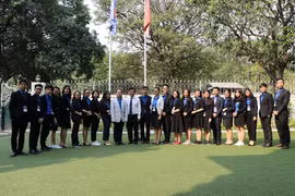 Đoàn đại biểu sinh viên Việt Nam chụp ảnh lưu niệm tại Đại sứ quán. (Ảnh: Huy Bình/Vietnam+)