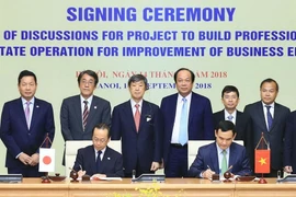 Ông Nguyễn Xuân Thành, Phó Chủ nhiệm Văn phòng Chính phủ và ông Konaka Tetsuo, Trưởng đại diện Văn phòng Cơ quan Hợp tác Quốc tế Nhật Bản (JICA) tại Việt Nam ký Biên bản triển khai Dự án. (Ảnh: Thống Nhất/TTXVN)