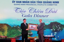 Chủ tịch Ủy ban Nhân dân tỉnh Quảng Ninh tặng ảnh lưu niệm cho đại diện lãnh đạo đoàn. (Ảnh: Văn Đức/TTXVN)