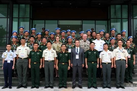Các sỹ quan và chuyên gia quân sự hai nước chụp ảnh chung. (Ảnh: Dương Giang/TTXVN)