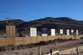 Các mẫu tường biên giới được dựng tại thành phố San Diego, bang California, Mỹ. (Nguồn: AFP/TTXVN) 