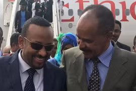 Tổng thống Isaias Afwerki (phải) chào đón Thủ tướng Ethiopia Abiy Ahmed tại sân bay ở Asmara, Eritrea. (Nguồn: Twitter/BBC)
