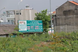 Trung tâm mối giới nhà đất mọc lên ngay giữa đất nền dự án bỏ hoang tại quận 9, Thành phố Hồ Chí Minh. (Ảnh: Trần Xuân Tình/TTXVN)