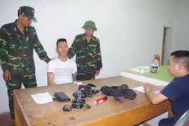 Đối tượng Trần Văn Tuấn bị bắt giữ. (Nguồn: TTXVN)