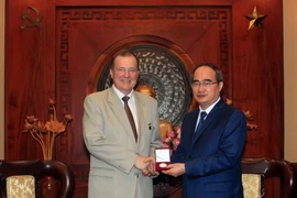 Bí thư Thành ủy Thành phố Hồ Chí Minh Nguyễn Thiện Nhân tiếp ông Katanandov Sergey Leonidovich. (Ảnh: Xuân Khu/TTXVN)