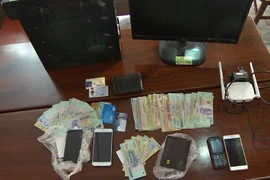 Tang vật một vụ cá độ bóng đá. (Nguồn: TTXVN)