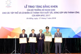 Đại diện các tập thể của thành phố Đà Nẵng nhận Bằng khen của Bộ trưởng Bộ Ngoại giao Phạm Bình Minh tại buổi lễ. (Ảnh: Trần Lê Lâm/TTXVN)