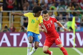 Pha tranh bóng giữa cầu thủ Brazil và Serbia. (Nguồn: THX/TTXVN)