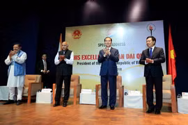 Chủ tịch nước Trần Đại Quang với các học giả Ấn Độ tại buổi gặp. (Ảnh: Nhan Sáng/TTXVN) 