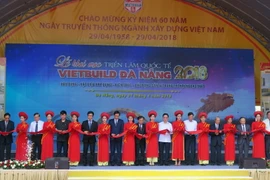 Ban tổ chức cắt băng khai mạc triển lãm. (Ảnh: Nguyễn Sơn/TTXVN)