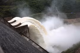 Thủy điện Bản Vẽ đang giữ nguyên lượng nước xả lũ khoảng 600 m3/s từ ngày 30/7. (Ảnh: Nguyễn Oanh/TTXVN)