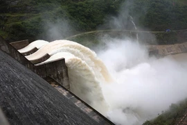 Thủy điện Bản Vẽ đang giữ nguyên lượng nước xả lũ khoảng 600 m3/s từ ngày 30/7. (Ảnh: Nguyễn Oanh/TTXVN)