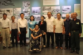 Phó Thủ tướng Trương Hòa Bình và nguyên Chủ tịch nước Trương Tấn Sang chụp ảnh lưu niệm cùng chiến sỹ cách mạng Việt Nam bị địch bắt tù đày. (Ảnh: Xuân Dự/TTXVN)