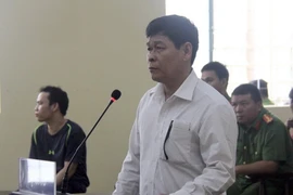 Bị cáo Hữu Bê 58 tuổi quanh co chối tội tại phiên tòa. (Ảnh: Kim Há/TTXVN)