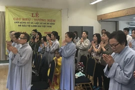Cầu siêu tại London cho các chiến sỹ hy sinh tại Trường Sa, Hoàng Sa. (Ảnh: Diễm Quỳnh/Vietnam+) 