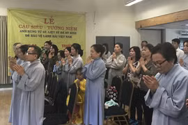 Cầu siêu tại London cho các chiến sỹ hy sinh tại Trường Sa, Hoàng Sa. (Ảnh: Diễm Quỳnh/Vietnam+) 