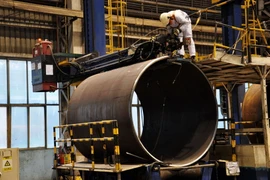 Công nhân làm việc tại nhà máy sản xuất ống thép ở Sơn Đông, Trung Quốc ngày 31/1. (Nguồn: AFP/TTXVN)