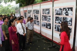 Các đại biểu tham quan triển lãm. (Ảnh: Thanh Tùng/TTXVN)