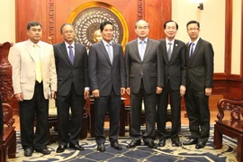 Các đại biểu chụp ảnh lưu niệm tại buổi tiếp đoàn đại biểu cấp cao Thủ đô Phnom Penh (Campuchia). (Ảnh: Trần Xuân Tình/TTXVN)