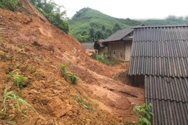 Mưa lớn làm sạt lở đất xuống nhà dân ở xã Phúc Lợi, huyện Lục Yên, tỉnh Yên Bái. (Ảnh: Việt Dũng/TTXVN)