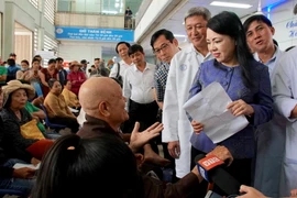 Bộ trưởng Bộ Y tế Nguyễn Thị Kim Tiến thăm hỏi bệnh nhân đang chờ khám bệnh tại Bệnh viện Chợ Rẫy Thành phố Hồ Chí Minh. (Ảnh: Đinh Hằng/TTXVN)