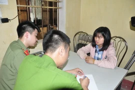 Điều tra viên lấy lời khai của đối tượng Phạm Ngọc Châu. (Ảnh: Tuấn Anh/TTXVN)