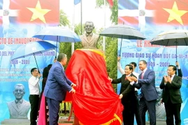 Lễ khánh thành tượng Giáo sư Juan Bosch Gavino. (Ảnh: Nguyễn Dân/TTXVN)