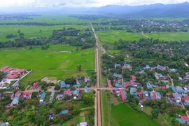 Nhánh kênh tả của Đại thủy nông Nậm Rốm vươn mình, cung cấp nước tưới cho ruộng đồng Mường Thanh. (Ảnh: Xuân Tiến-Xuân Tư-Tuấn Anh/Vietnam+)
