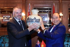 Chủ tịch Quốc hội New Zealand Trevor Mallard tặng quà lưu niệm cho Thủ tướng Nguyễn Xuân Phúc. (Ảnh: Thống Nhất/TTXVN)